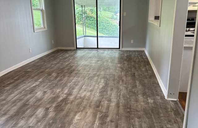 Charming 3-Bedroom Bungalow with Carport in Oak Ridge Gallery 4