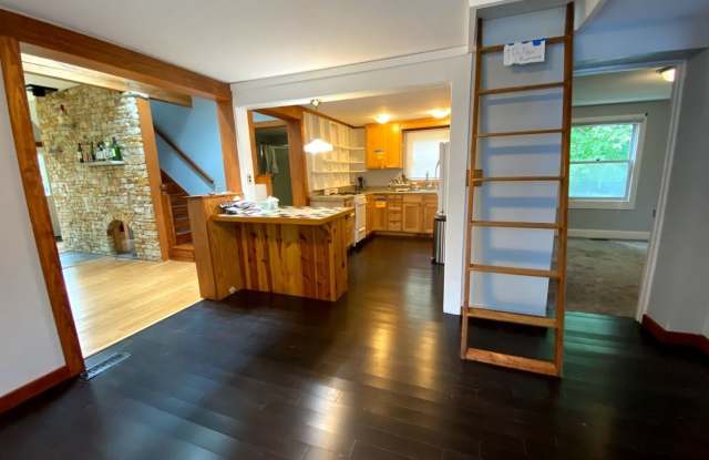 Great 3 bed 2 bath home!! AVAILABLE AUGUST 2027! photos photos