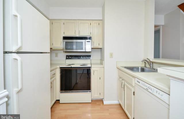 6913 MARY CAROLINE CIR #J Gallery 2