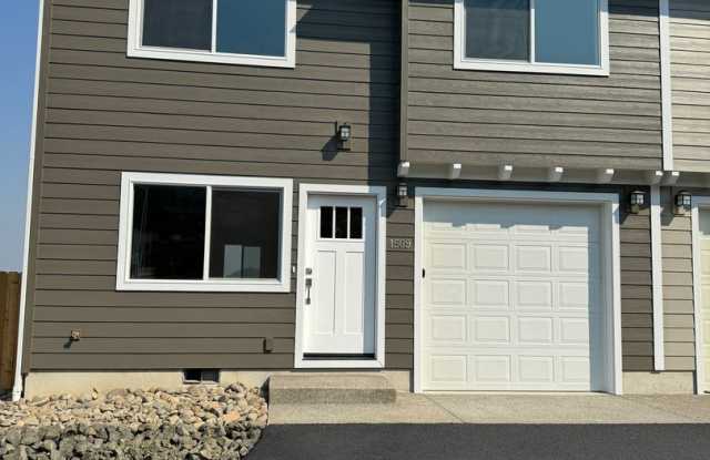 New 3 bedroom 2 1/2 bath home townhome on west side of Roseburg photos photos