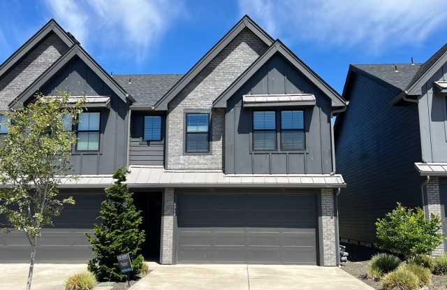 End Unit Luxury Townhome for Lease at the Courtyards at Hidden Crest - 6958 NE 131st Way Gallery 1