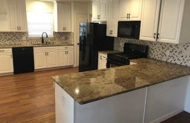 453 EL CAMINO Drive Gallery 2