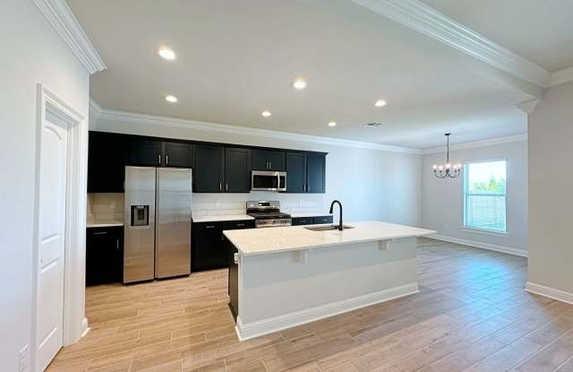 3 Bedroom House located off Burbank that sits on the Community Lake - 722 Bellegrove Square Avenue, East Baton Rouge County, LA 70810