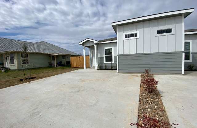 Luxury 3/2 Duplex in Seguin, Texas Gallery 3