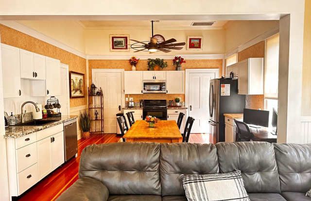 Sun Cottage Fully Furnished Bright Spacious Cottage in the Heart of Jacksonville $300 Utility Fee Gallery 3