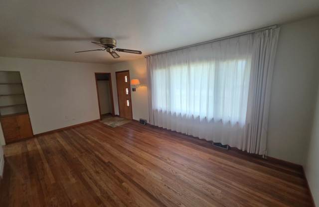 Spacious 3 bedroom 1.5 bathroom Gallery 4