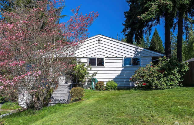 3 Bedroom 1.75 bathroom home in Mukilteo with attached garage! photos photos