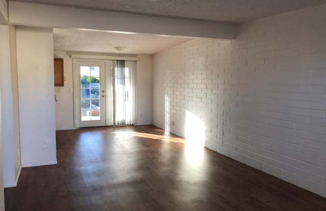 Conveniently Located 3Bdm 2Ba Townhome! Gallery 3