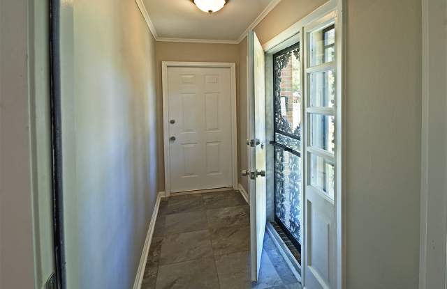 3 Bedroom, 2 Bathroom Duplex Near Colonial and Park Gallery 3