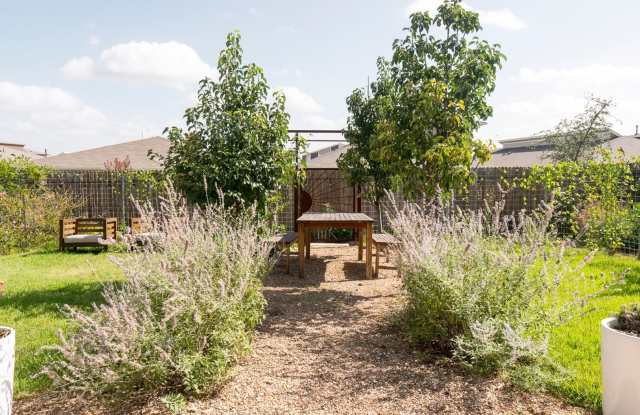 Fully Furnished 4B/2.5B in Far East Austin (All Bills Paid) photos photos