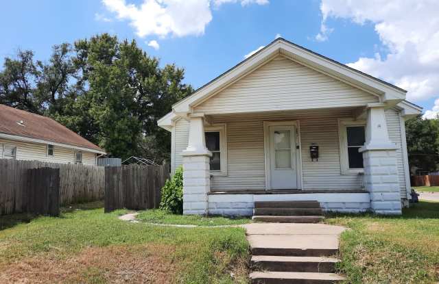 $1195 - 1 bedroom/ 2 bathroom plus 2 bonus rooms and office space ! - Single Family Home directly across from Linwood Park and Linwood Elementary photos photos
