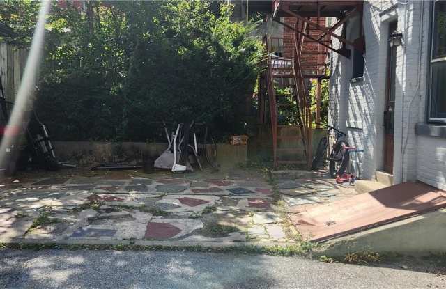 527 Wyandotte Street Gallery 3