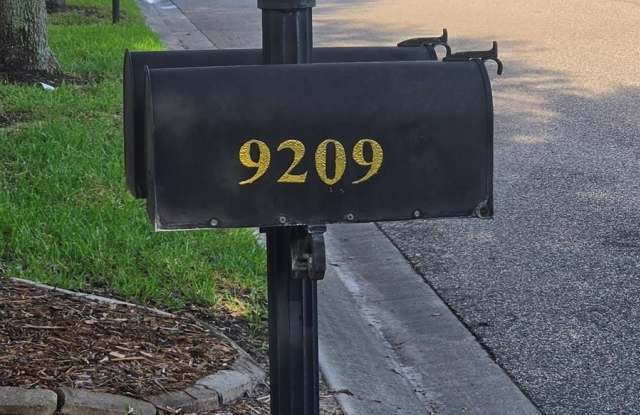 9209 ENGLISH OAKS Lane Gallery 1