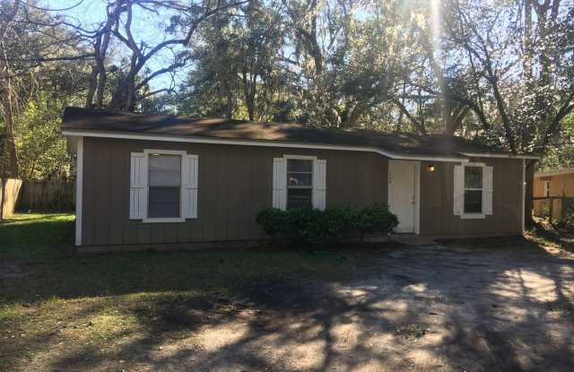 *NEWLY RENOVATED* House Available - 1935 Northwest 31st Place, Gainesville, FL 32605