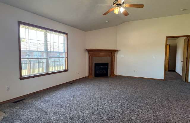 West Republic 3 Bed / 2 Bath Gallery 3