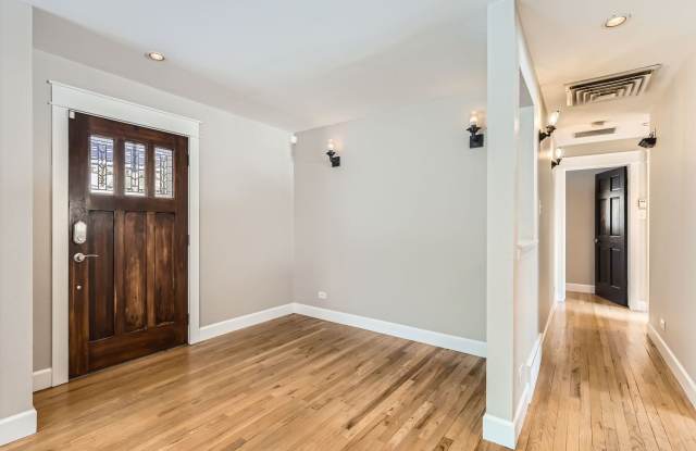 Beautiful 3-bedroom, 2-bathroomRenovated Lakewood Ranch on Half Acre | Creek Access, Outdoor Kitchen & Vaulted Ceilings Ranch House Gallery 4