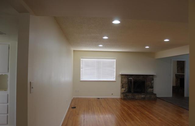 1996 N 11th Avenue Gallery 3
