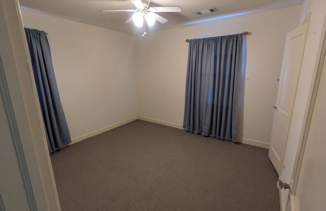 2 bedroom 1 bath near Campus Available Now Gallery 3