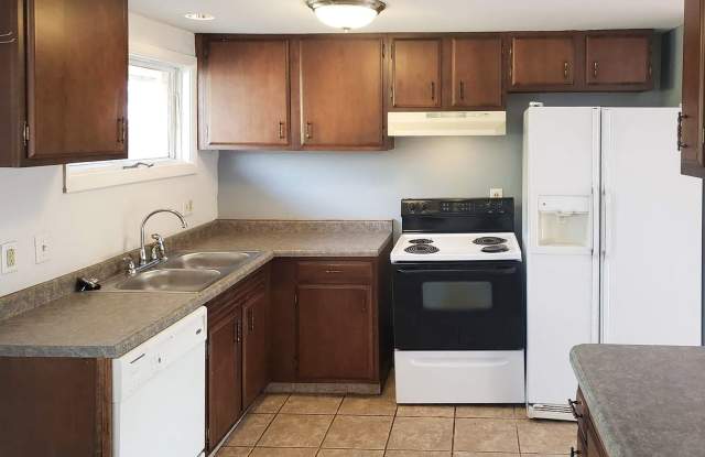 For Rent: 3 Bedroom Home with a Sunroom and Garage! Nice yard! photos photos