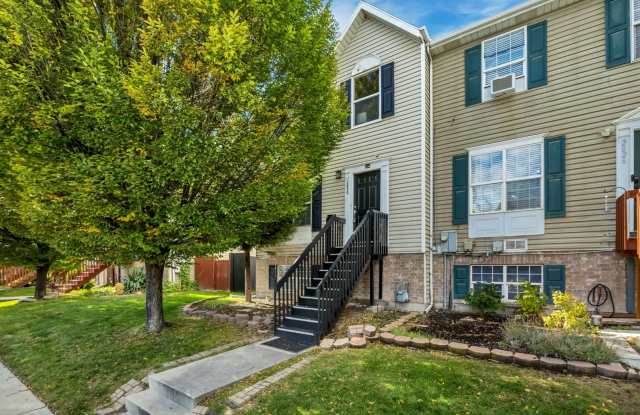 Spacious 4BR Townhome in West Valley City - 2830 Keltic Court, West Valley City, UT 84128