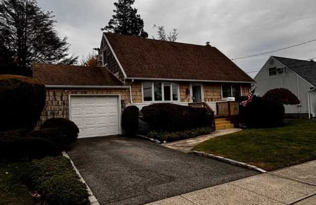 31 Pine St - 31 Pine Street, Hicksville, NY 11801