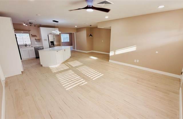 6409 ROSEWOOD Drive Gallery 4