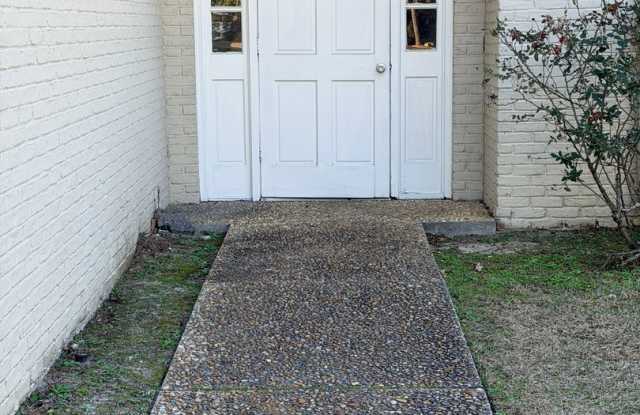 SIGN TODAY HALF OFF YOUR SECOND MONTH'S RENT 2 Bedroom 2 Bath Apartment Minutes from VSU Gallery 2