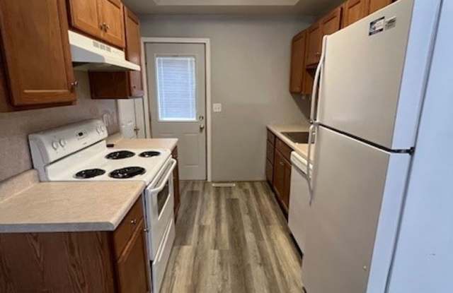 2-Bedroom West Side Home | Deck + Garage Parking Gallery 3
