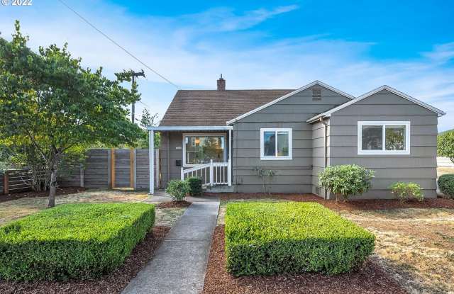 Charming Ranch 3 Bed 1 Bath House with Large Yard, A/C, Washer  Dryer and Garage! Near Mt. Scott - 7840 Southeast Raymond Street, Portland, OR 97206