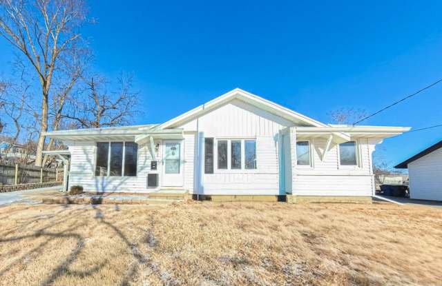 Spacious 3‑Bedroom, 1‑Bath Ranch - South Side Location photos photos