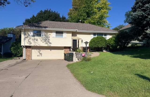 $1,800 - 3 Bed 2 Bath Home - 3305 Viking Drive, Sioux City, IA 51104