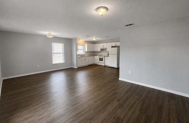 Spacious 2BR/1BA Duplex with Vaulted Ceilings & Bonus Space! Gallery 4