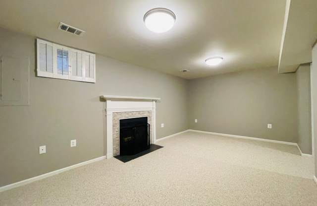 ALEXANDRIA - CHARMING TOWNHOUSE CLOSE TO PENTAGON AND FORT BELVOIR - 4320 Caprice Court, Rose Hill, VA 22310