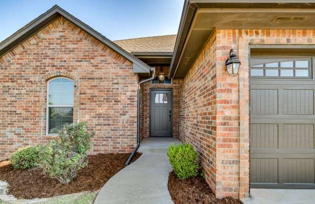 *MOVE IN SPECIAL * 3 Bedroom 2 Bath 3 Car Garage - Edmond Gallery 4