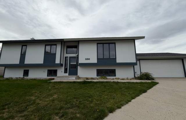 Spacious 5-Bedroom, 3-Bath Home with Garage & Multiple Living Areas Gallery 1