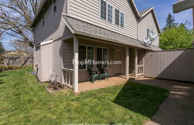 Lovely Three Bedroom Home in Oregon City- Fully Fenced Yard! photos photos