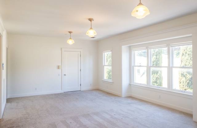 Charming 2BD/1BA Top Floor Apartment! Laundry! Parking! PROGRESSIVE photos photos