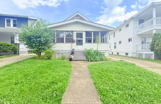 4 BED 1 BATH BEAUTIFUL SINGLE FAMILY HOME IN GARFIELD HEIGHTS! photos photos