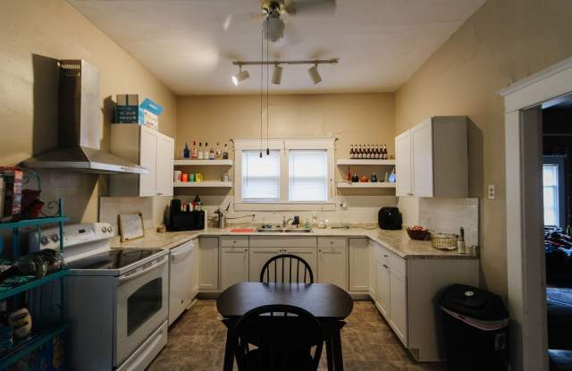 Preleasing for August 2026! 3 Bedroom, 1 bathroom, Pet-Friendly with In-Unit Washer Dryer! - 215 South College Avenue, Muncie, IN 47303 Preleasing for August 2026! 3 Bedroom, 1 bathroom, Pet-Friendly with In-Unit Washer Dryer! - 215 South College Avenue, Muncie, IN 47303