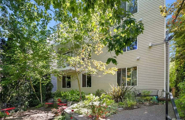 2 bedroom, 1 bath Magnolia condo! Location Location! photos photos