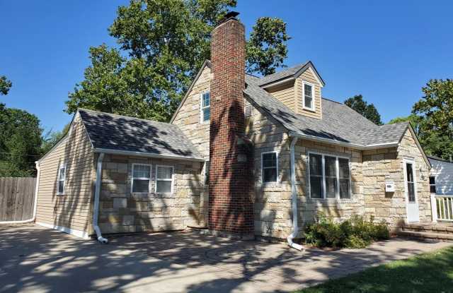 24hr notice required before showings. Beautiful 3BR 1.5 story home close to parks, eateries and shopping - 2033 Southwest Arnold Avenue, Topeka, KS 66604