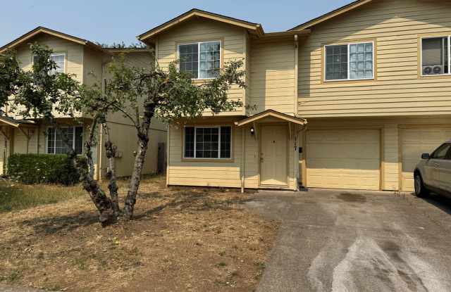 Freshly recently updated 3-bedroom 2-bathroom duplex with garage! Gallery 1