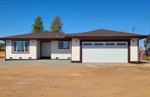 NEWER HOME ON ACRE HUGE LOT! Gallery 3