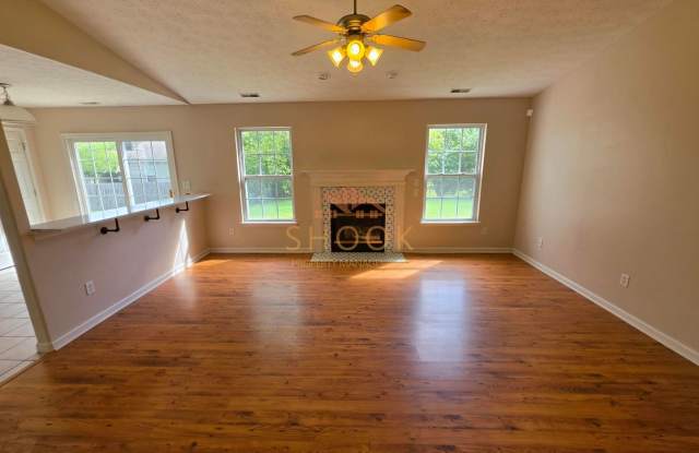 UNDER MARKET RENT 3BR HOME - MOVE-IN SPECIAL AND SHORT-TERM FLEXIBILITY AVAILABLE Gallery 4