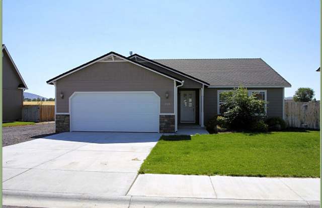 3 bedroom, 2 bath house *PENDING 12/9/2024* - 3329 Barnes Way, Altamont, OR 97603