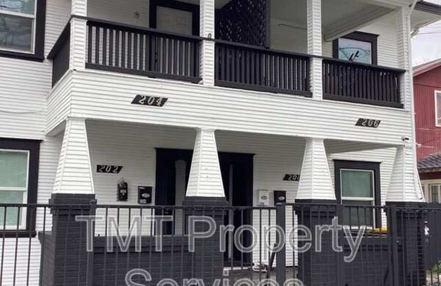 204 W Oak Street photos photos