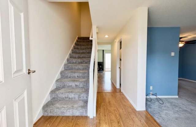 **$1000 OFF SECOND MONTH'S RENT** Lovely Townhome Located in Beaverton with Community Pool! Water/Sewer, Garbage & Recycling included in the Rent. Gallery 4