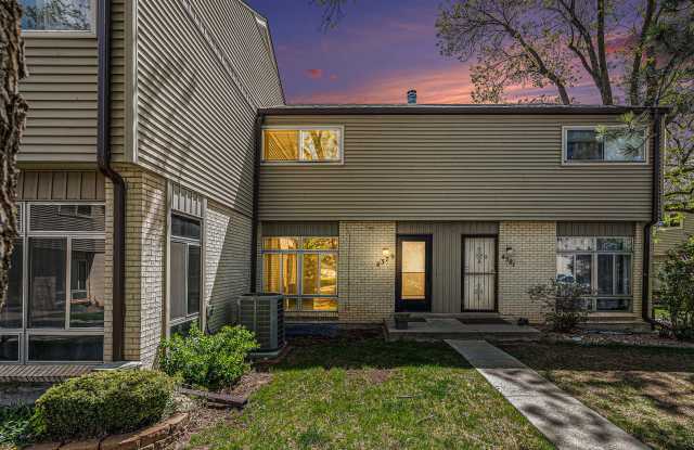 Charming Townhouse with Gas Fireplace & Basement Retreat in Columbine Lakes Community! photos photos