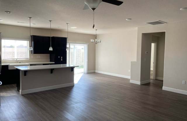 4 Bedroom, 2 Bath, Single Story Gallery 4