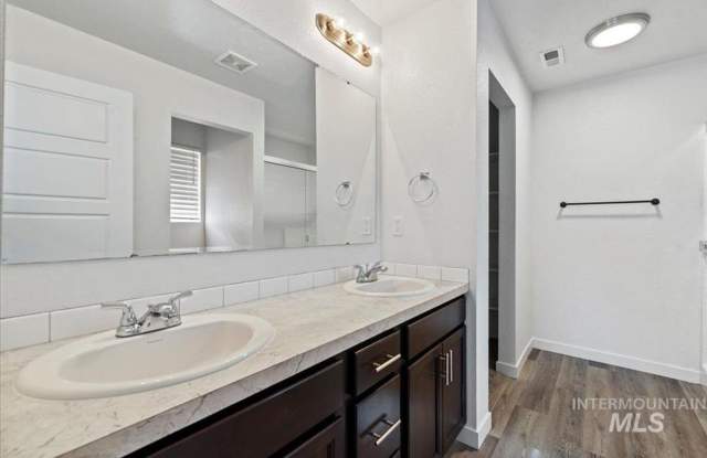 Unbeatable Meridian Home! 3 Bedroom Plus Office! Gallery 3